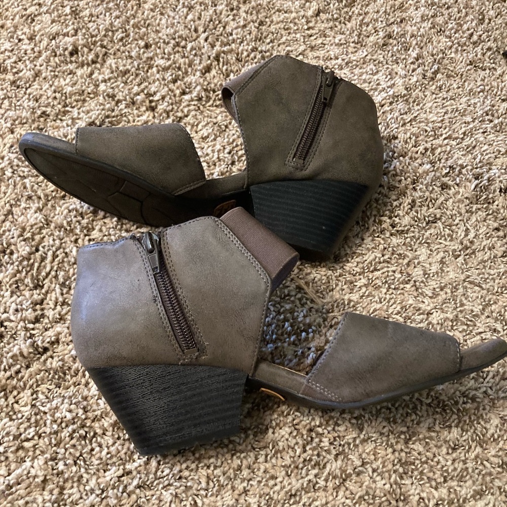 Natural Soul zip side Khaki Color Shoes open toe